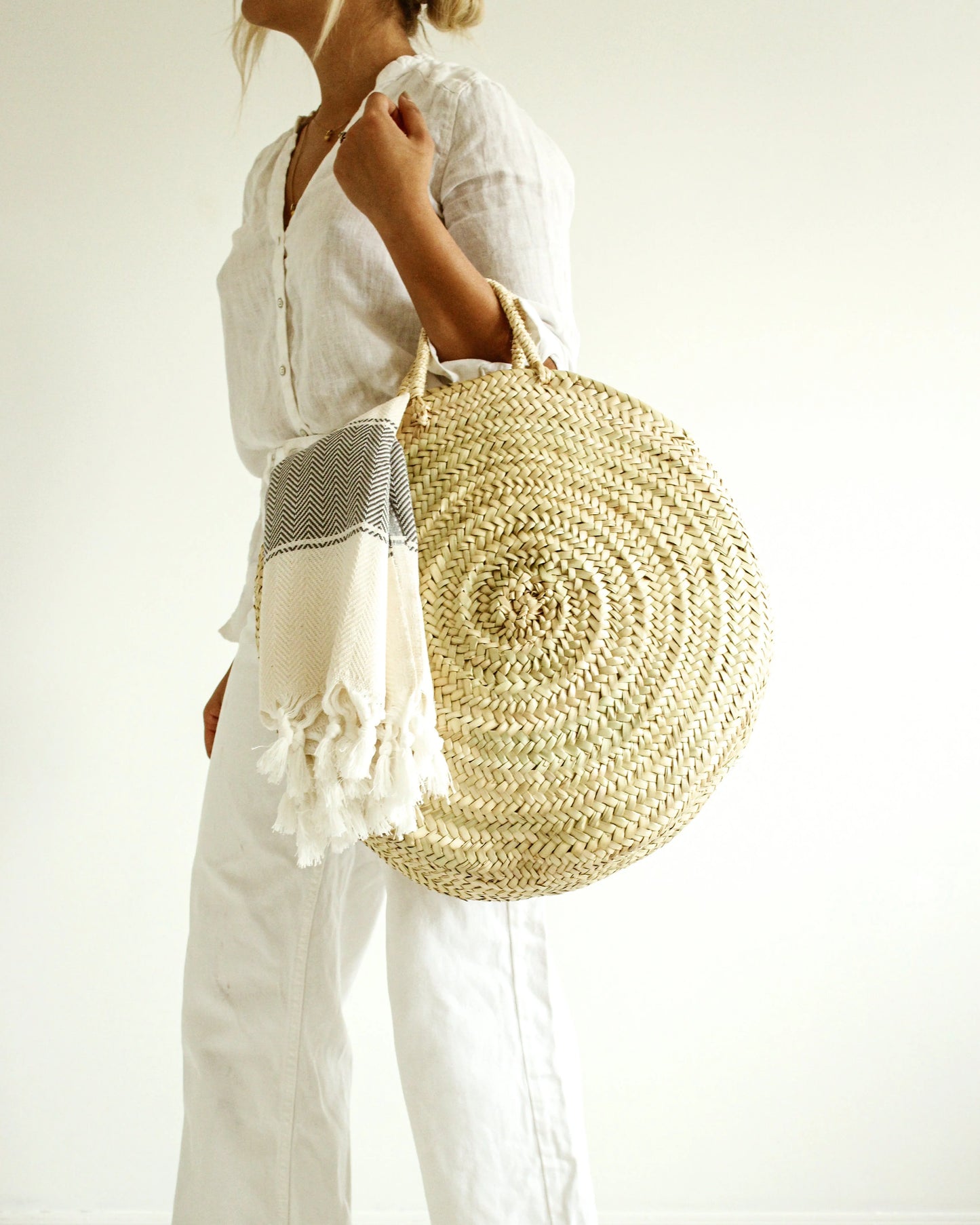 handwoven-moroccan-round-straw-bag-natural-palm-leaf
