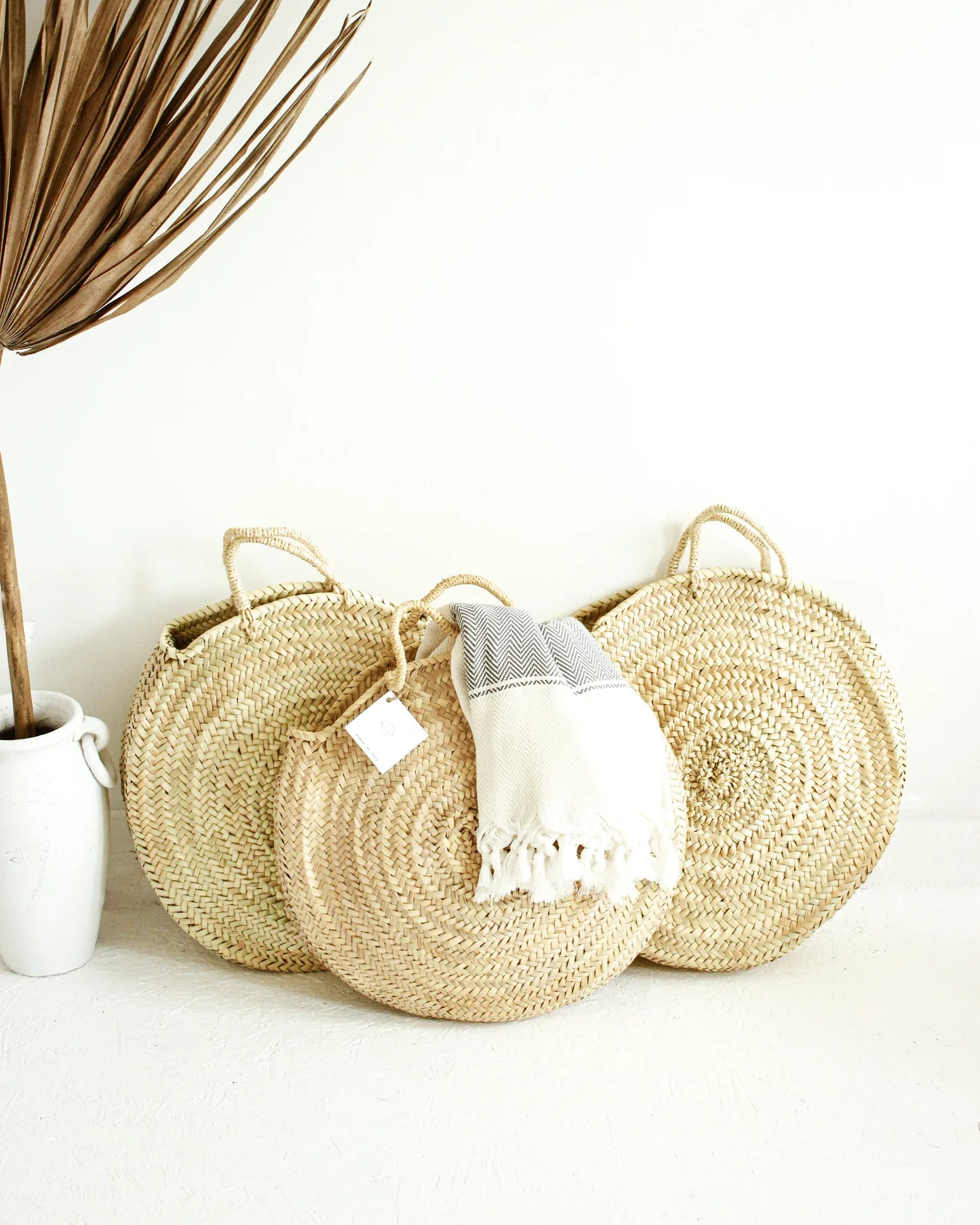 handwoven-moroccan-round-straw-bag-natural-palm-leaf
