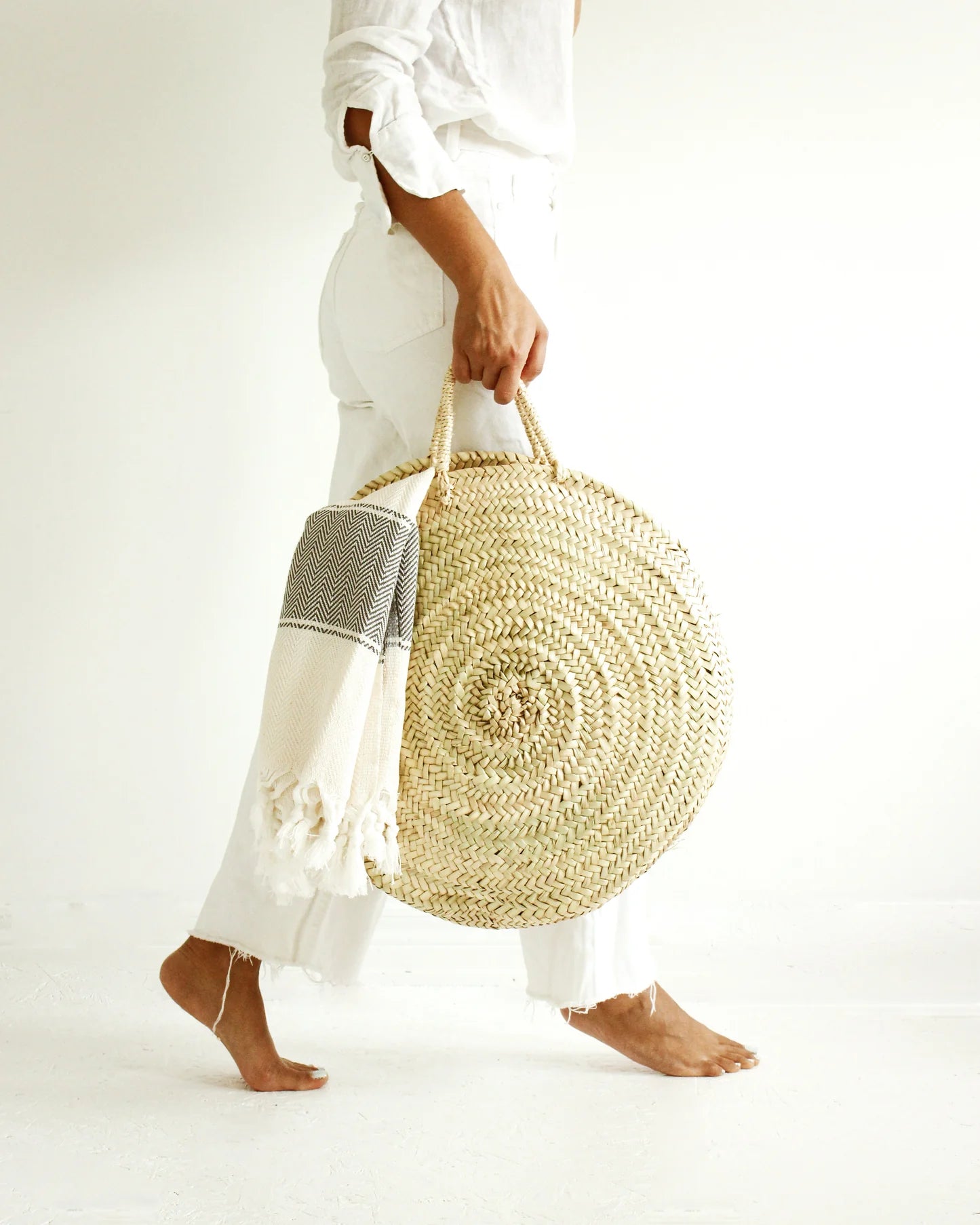handwoven-moroccan-round-straw-bag-natural-palm-leaf